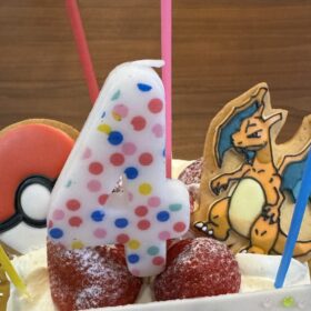 ４歳の誕生日ケーキ。大好きなポケモンのアイシングクッキー。