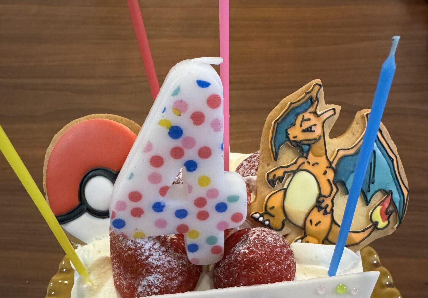 ４歳の誕生日ケーキ。大好きなポケモンのアイシングクッキー。